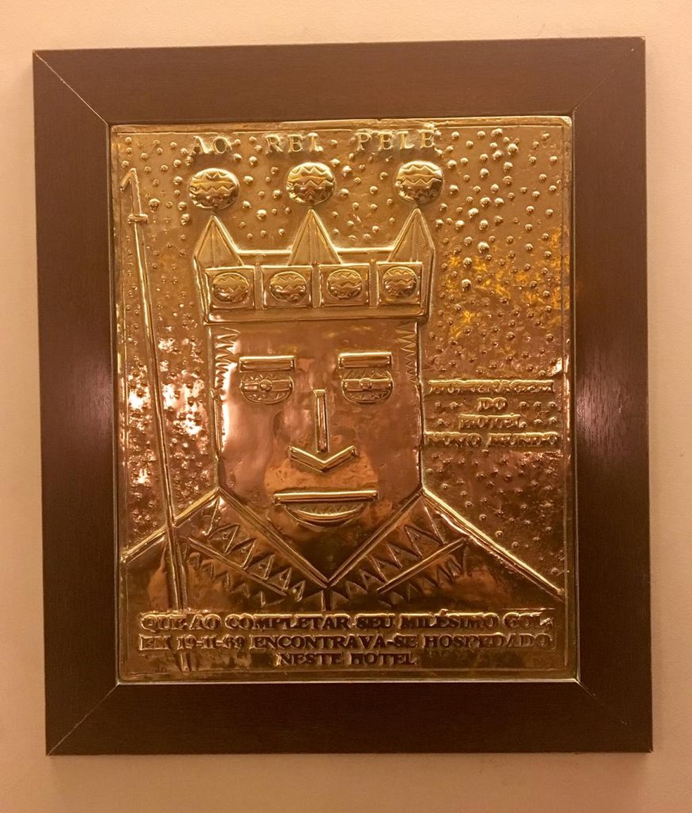 Placa em homenagem a Pelé no Hotel Novo Mundo, onde o Rei do Futebol e o Santos se hospedavam no Rio de Janeiro — Foto: Rodrigo Rodrigues