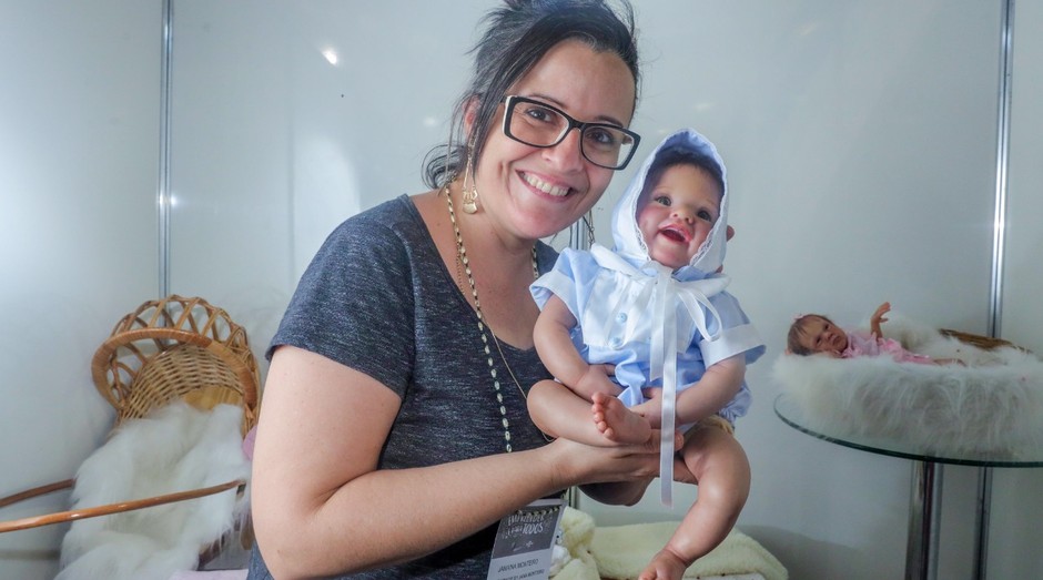 Ela Faz Sucesso Vendendo Bonecas Que Se Parecem Com Bebes De Verdade Pequenas Empresas Grandes Negocios Feira Do Empreendedor Sp