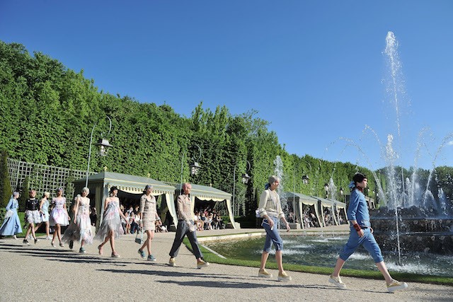 O desfile de Cruise 2012 da Chanel nos jardins do Palácio de Versailles (Foto: Getty Images) O desfile de Cruise 2012 da Chanel nos jardins do Palácio de Versailles (Foto: Getty Images)