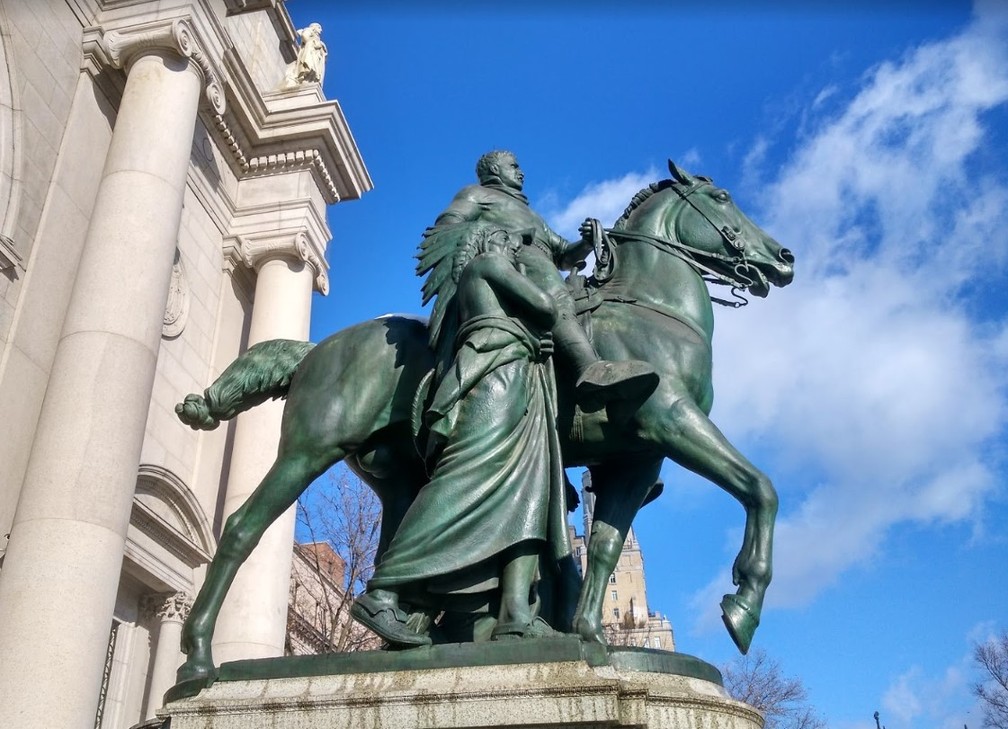 Estátua equestre de  Theodore Roosevelt na entrada do Museu de História Natural em Nova York — Foto: Reprodução/Google