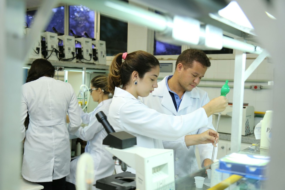 Curso de Engenharia Ambiental e SanitÃ¡ria da Universidade de Fortaleza (Unifor), dispÃµe de laboratÃ³rios de ponta onde os alunos aliam teoria e prÃ¡tica profissional. â Foto: Ares Soares/Unifor 