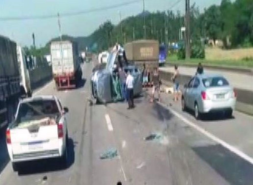 Carro capota e deixa duas pessoas feridas em rodovia de SP