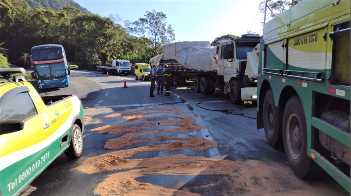Carretas colidem em curva da Via Anchieta, em Cubatão