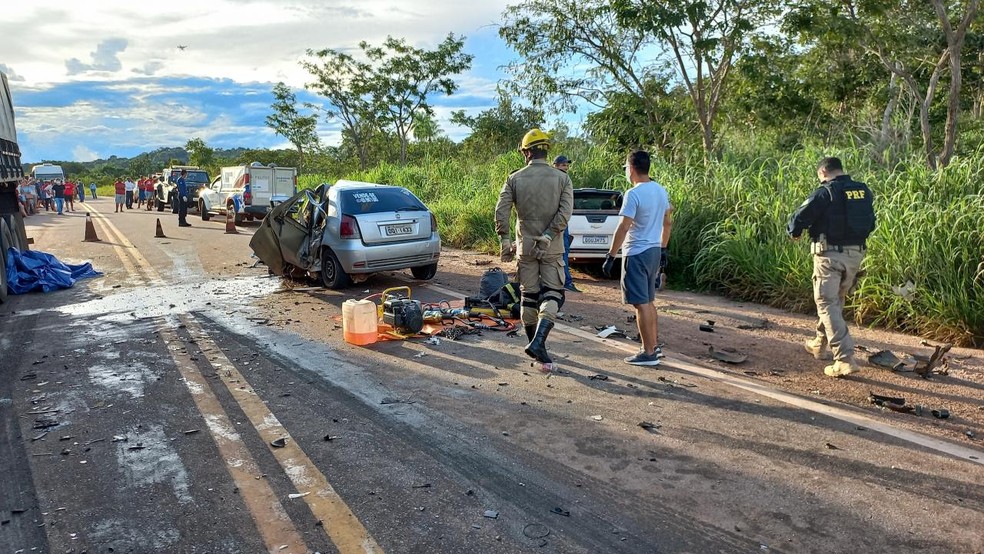 Veículo de passeio bateu de frente com caminhão — Foto: Canal Diário