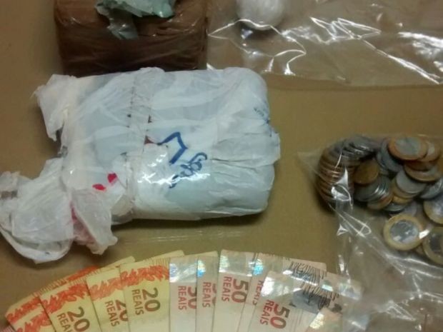 Foi localizado dinheiro, cocaína e crack. (Foto: Luiz Henrique de Andrade/Divulgação)
