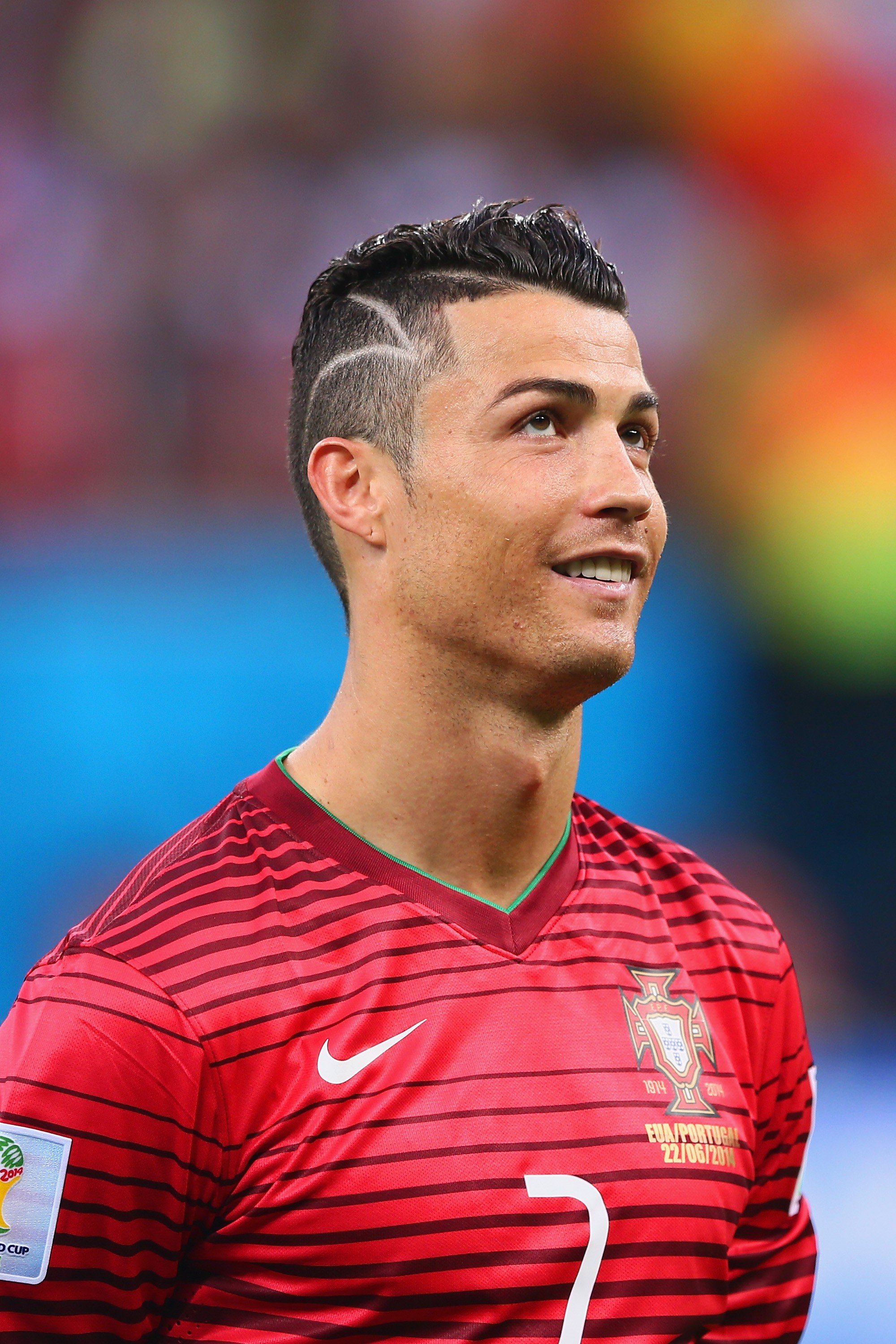 Aos 29 anos, Cristiano Ronaldo continua irritando os seus detratores com a mania de olhar para o telão (Foto: Getty Images)