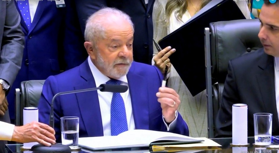 O presidente eleito Luiz Inácio Lula da Silva assina o termo de posse
