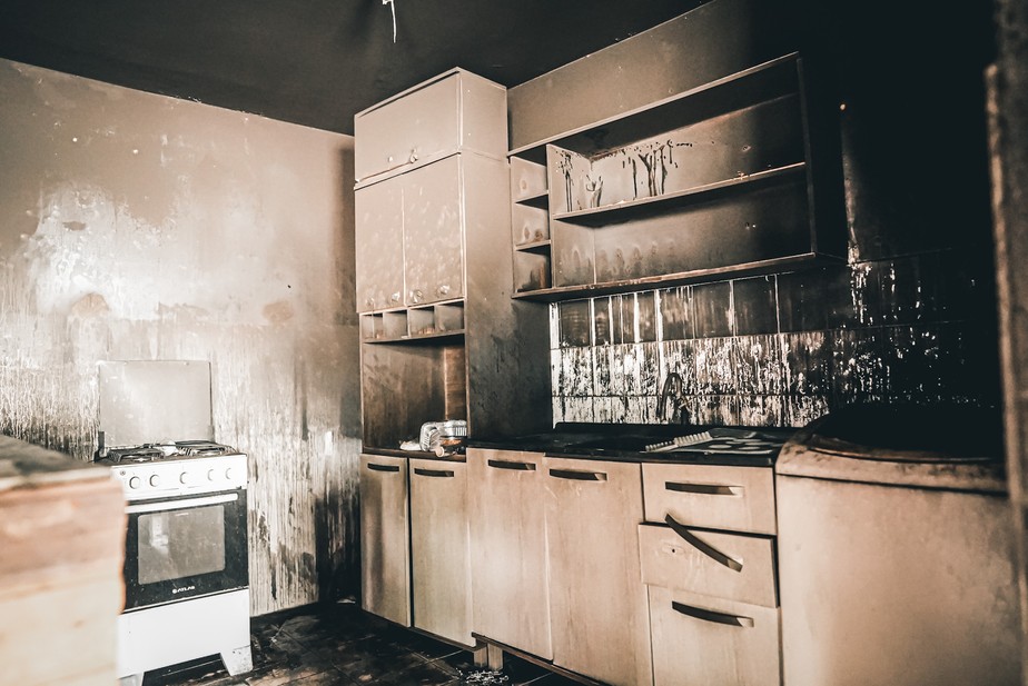 Cozinha do apartamento de professoras que foi incendiado terça-feira (3)