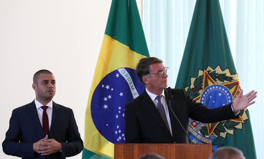 Jair Bolsonaro discursa em reunião com embaixadores no Alvorada