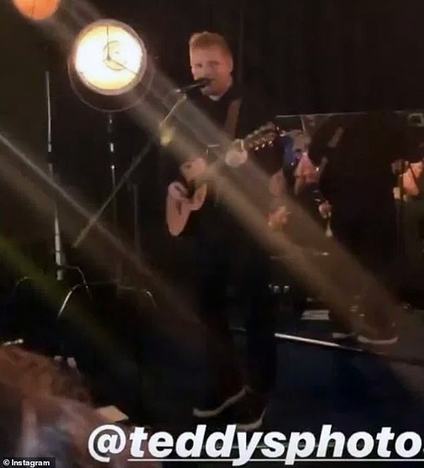 Ed Sheeran na festa da filha de Gordon Ramsay (Foto: Instagram)