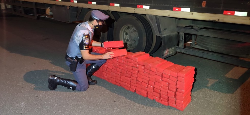 Fiscalização apreende carga de maconha em carreta, em Presidente Bernardes  — Foto: Polícia Militar Rodoviária 