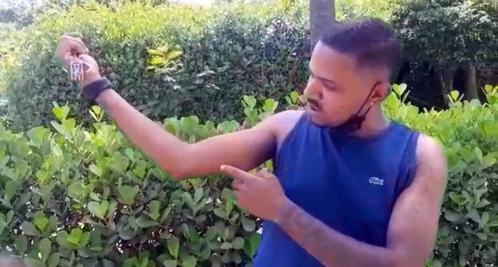 Paulo mostra ferimentos no braço após a briga na balsa — Foto: Reprodução/TV Globo