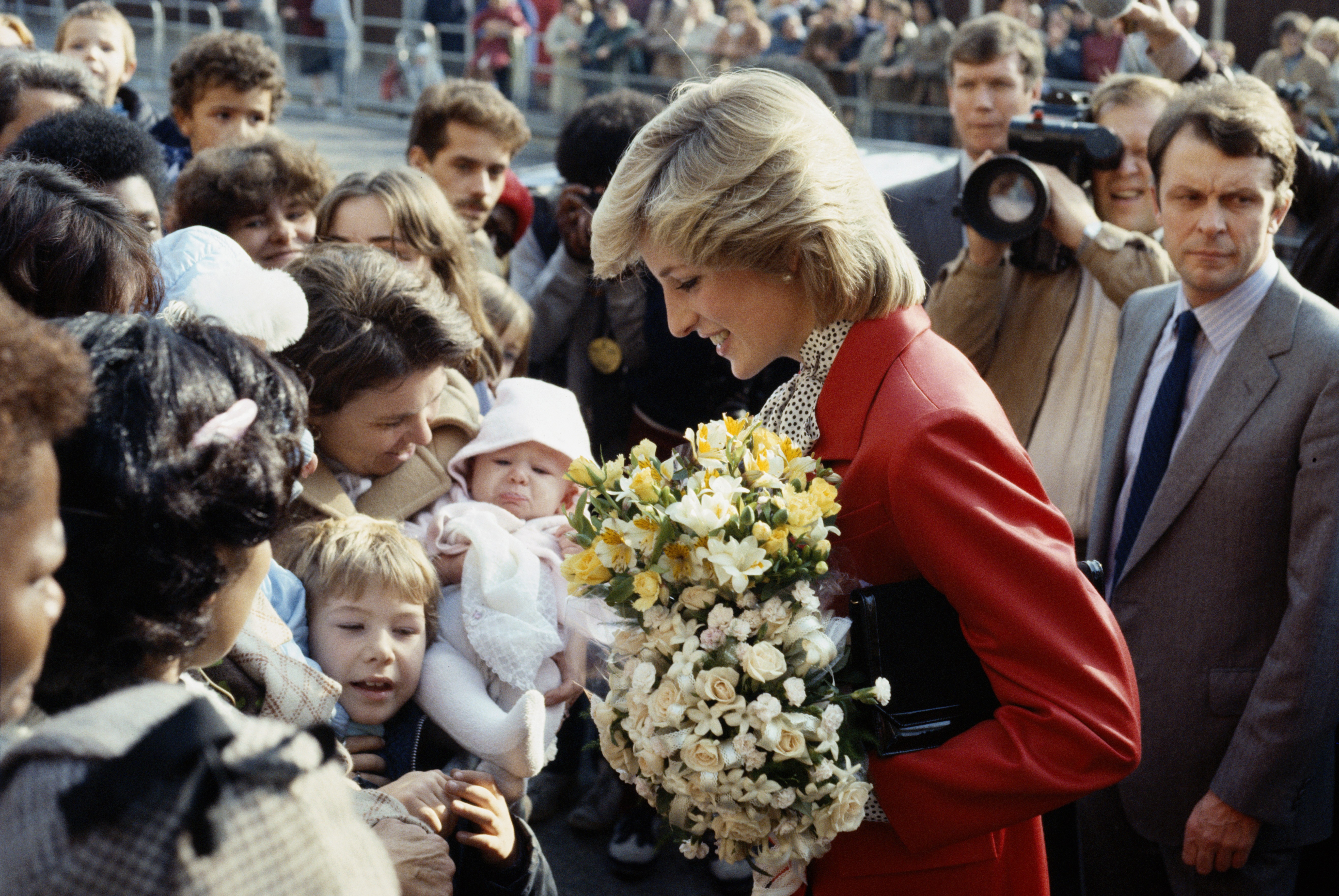 O contato próximo e autêntico com o público lhe rendeu o apelido 'princesa do povo' (Foto: Princess Diana Archive / Correspondente)