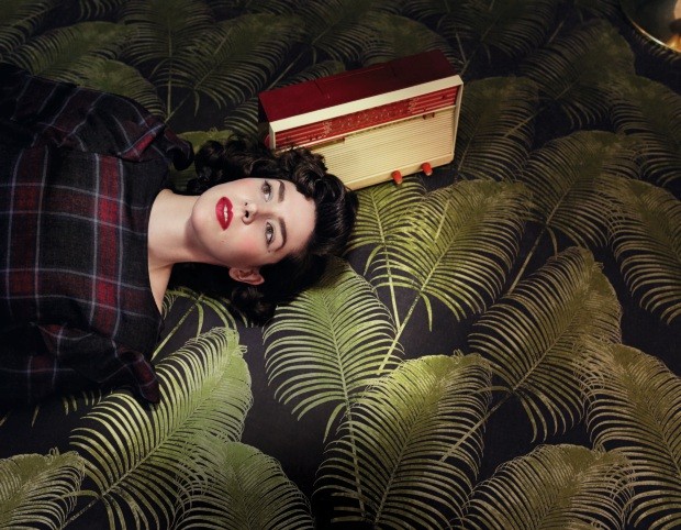 Brianda Fitz James posa tumbada en el suelo con hojas de plantas y una radio (Foto: Alfonso Ohnur)