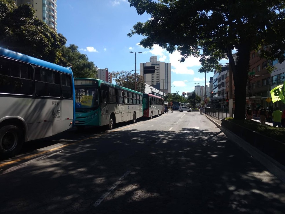 JUIZ DE FORA, 11h40: fila de ônibus se formou na Avenida Rio Branco — Foto: Roberta Oliveira/G1
