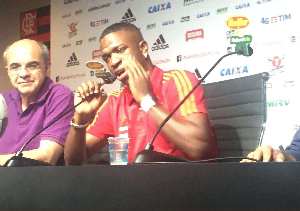 Vinicius Junior se emocionou ao lado do presidente Eduardo Bandeira (Foto: Raphael Zarko)