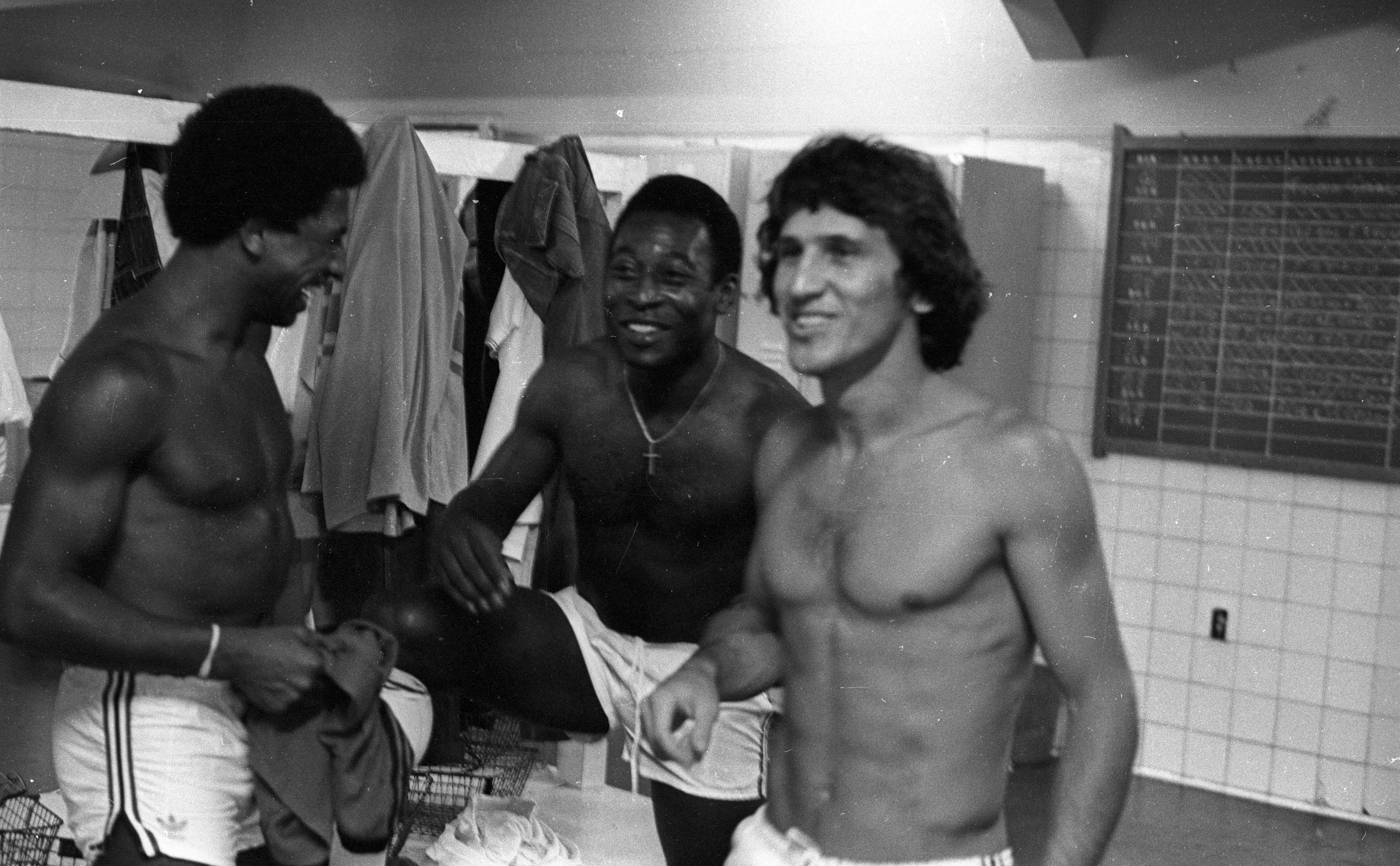 Zico no vestiário ao lado de Pelé, que jogou com a camisa do Fla em jogo beneficente, em abril de 1979