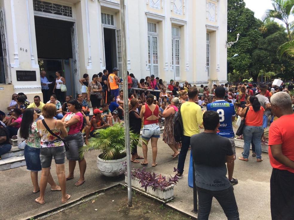 Grupo faz mobilizaÃ§Ã£o pedindo melhores condiÃ§Ãµes de financiamento do Minha Casa, Minha Vida na CÃ¢mara Municipal do Recife (Foto: Bruno Lafaiete/TV Globo)