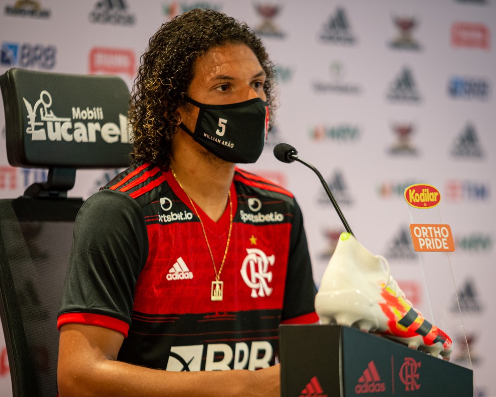 Willian Arão durante entrevista coletiva pelo Flamengo — Foto: Paula Reis / Flamengo