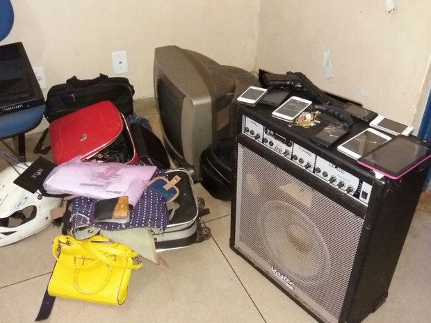 Na casa, a PM apreendeu vários objetos que seriam roubados  (Foto: PM/Divulgação)