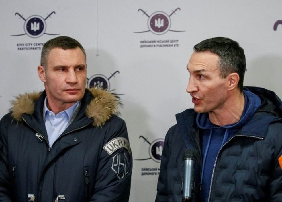 Wladmir e Vitali Klitschko, ex-campeões mundiais de boxe, estão dispostos a morrer defendendo a pátria ucraniana — Foto: REUTERS