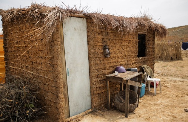 A equipe da série construiu o cenário para imitar uma aldeia africana  (Foto: Reprodução)