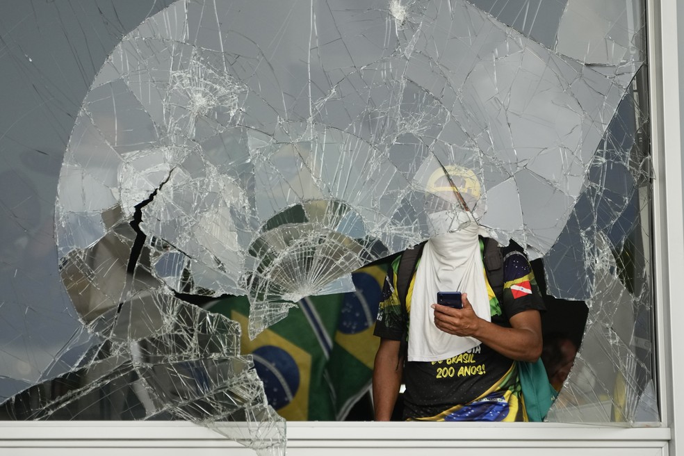 Bolsonarista radical durante ataques terroristas aos prédios dos poderes em Brasília — Foto: Eraldo Peres/AP