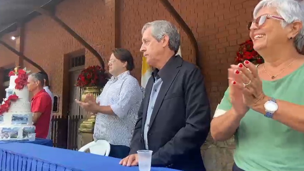 Autoridades da cidade, como o prefeito Valmir Lessa e a primeira-dama, Valci Lessa, acompanharam o desfile cívico em comemoração aos 71 anos de Conceição de Macabu — Foto: Prefeitura de Conceição de Macabu/Divulgação