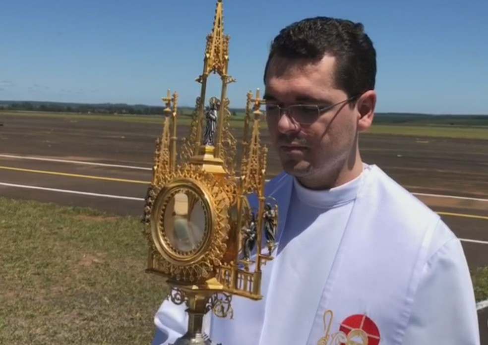 Aviões decolaram em Botucatu (SP) com a intenção de levar mensagem de união aos moradores — Foto: TV TEM/Reprodução