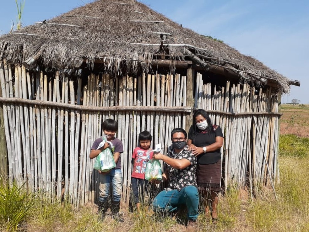 Escritor indígena Tiago Nhandewa anuncia 2ª edição de livro que vendeu para ajudar no combate à Covid em aldeias de Araribá, em Avaí (SP) — Foto: Arquivo pessoal