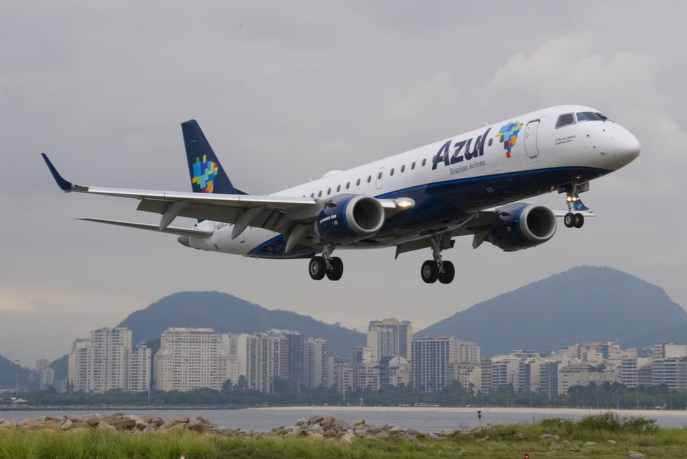 An Azul plane: CEO said company may cut capacity — Foto: Marcelo Carnaval/Agência O Globo