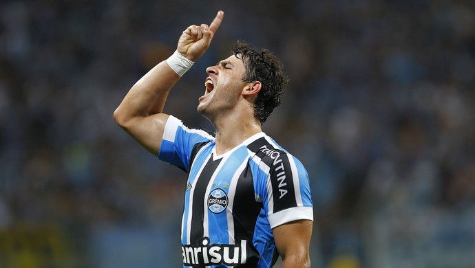 Giuliano retoma boa fase, vira artilheiro e ganha status de decisivo com Roger