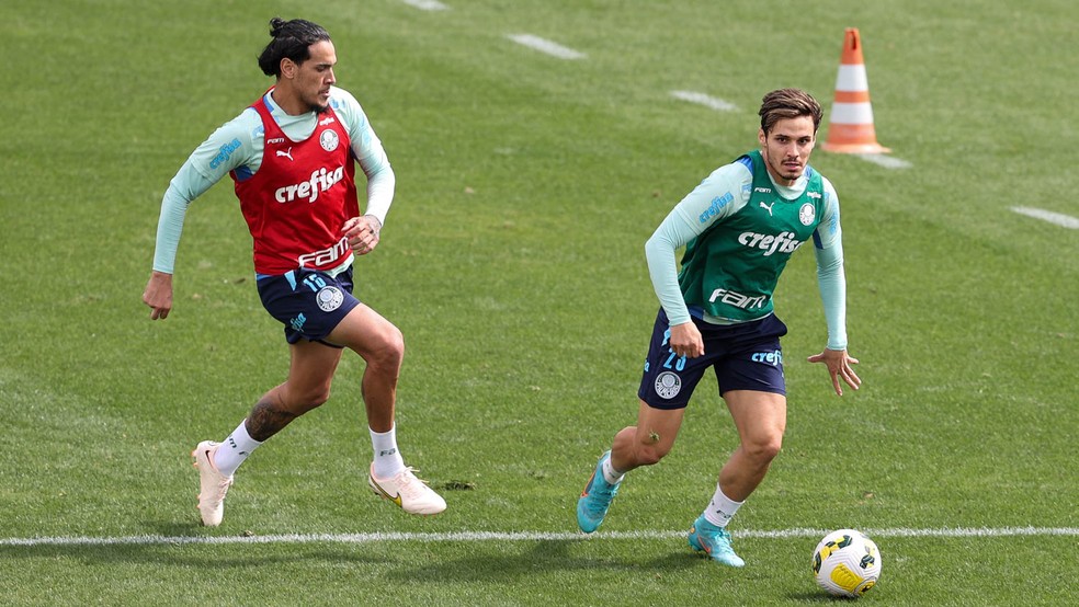 Gustavo Gómez e Raphael Veiga em treino do Palmeiras na Academia de Futebol — Foto: Cesar Greco 