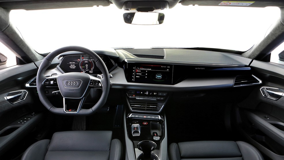 A cabine tem acabamento impecável e pode receber couro, Alcantara e até madeira — Foto: Divulgação