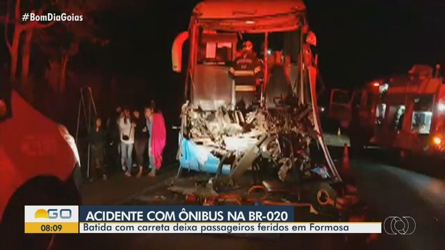 Ônibus bate na traseira de caminhão e deixa feridos na BR-020, em Formosa