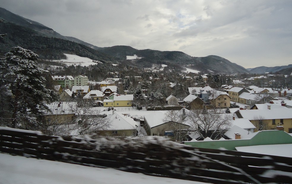 Cidade coberta pela neve nos Alpes suíços, próxima à fronteira com o Norte da Itália, em imagem de arquivo (Foto: Renata Buarque/VC no G1)
