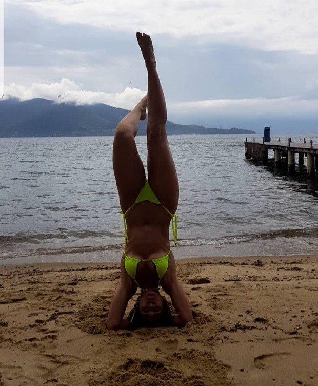 Lívia Andrade ficou até de ponta-cabeça na praia (Foto: Reprodução/ Instagram)