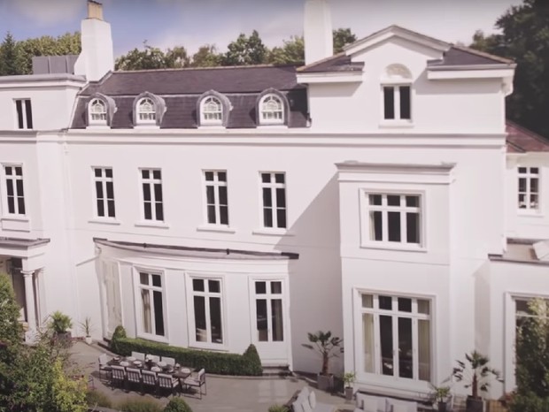 Família ganha mansão de R$ 24,7 milhões em rifa de R$ 70 (Foto: Reprodução/Youtube)
