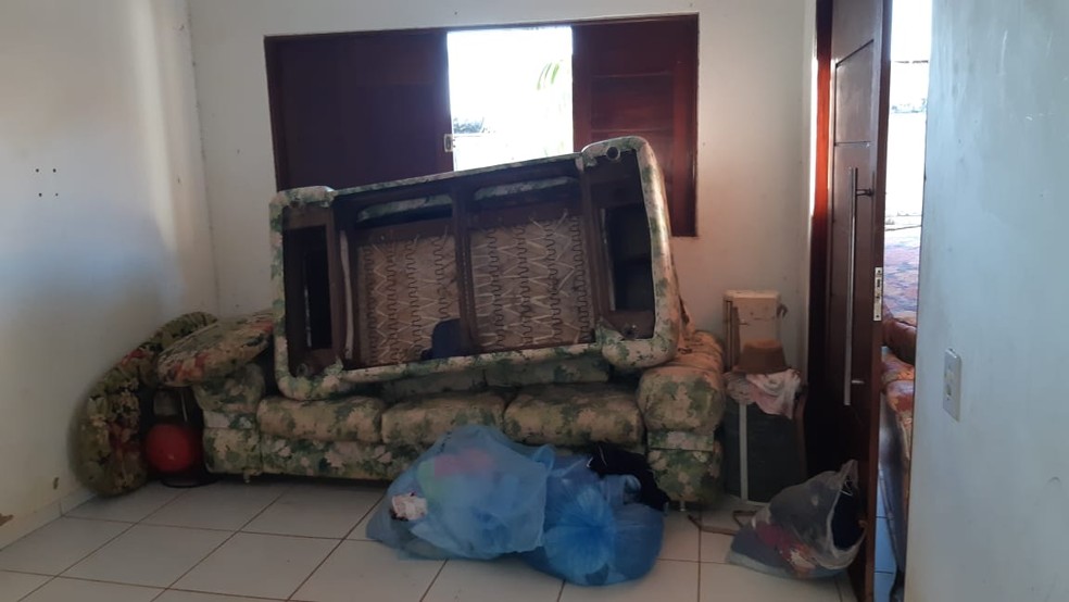 Casa no Francês, Alagoas, onde viviam crianças e adolescentes de Goiás estava tomada pela bagunça  — Foto: Ascom/MP-AL
