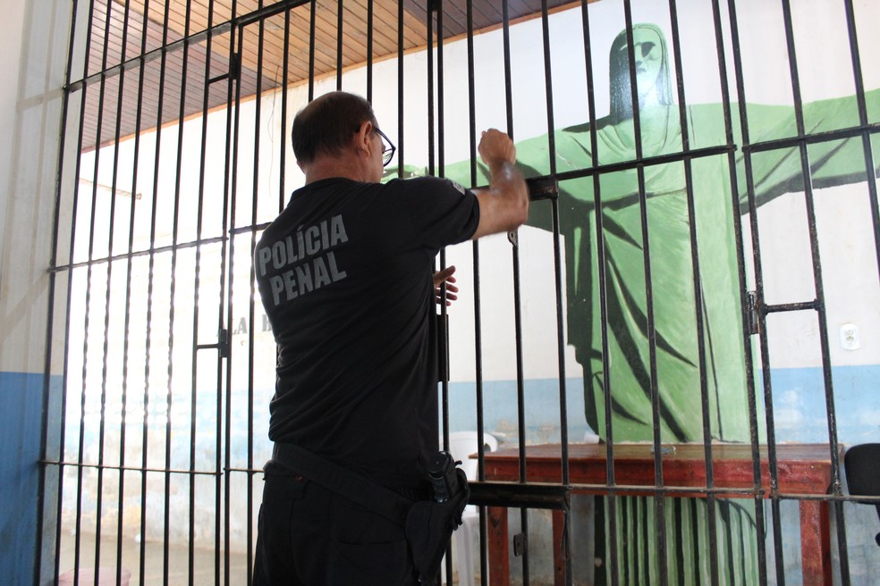 Policial Penal no portão onde os presos saem do Iapen — Foto: Rafael Aleixo/g1