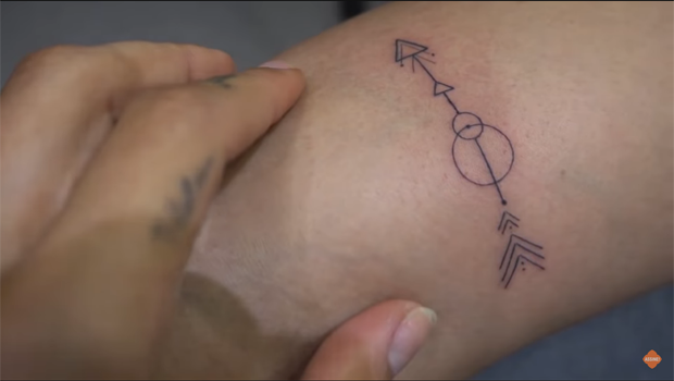 Gabriela Pugliesi e Mari Gonzalez fazem tatuagens iguais (Foto: Reprodução/Youtube)