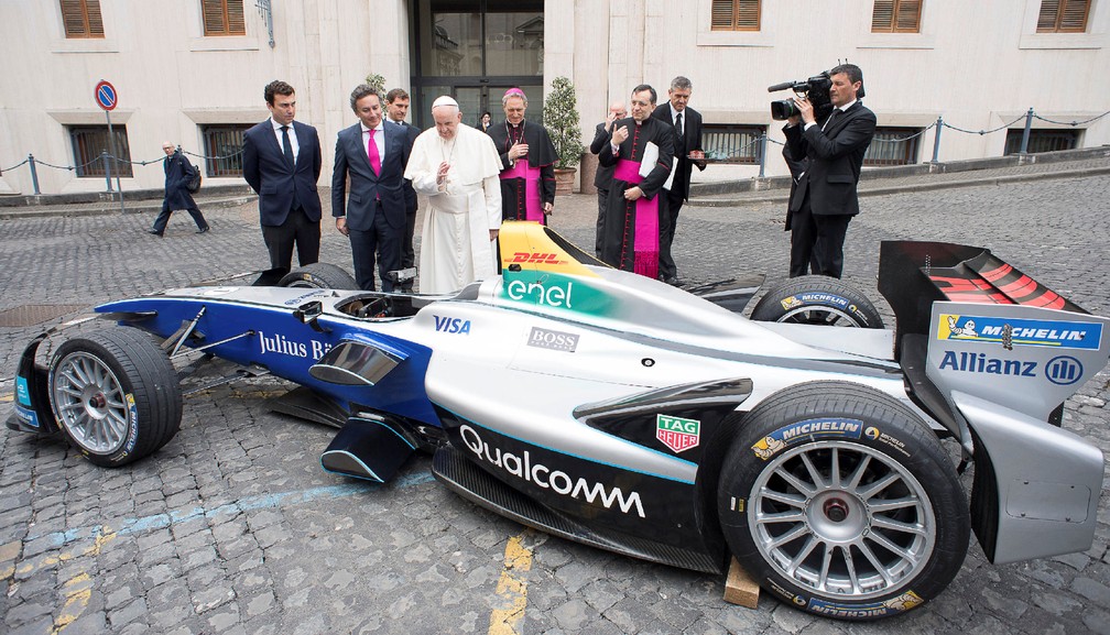 Papa Francisco benze carro elétrico da Fórmula E (Foto: Osservatore Romano/Handout via Reuters)