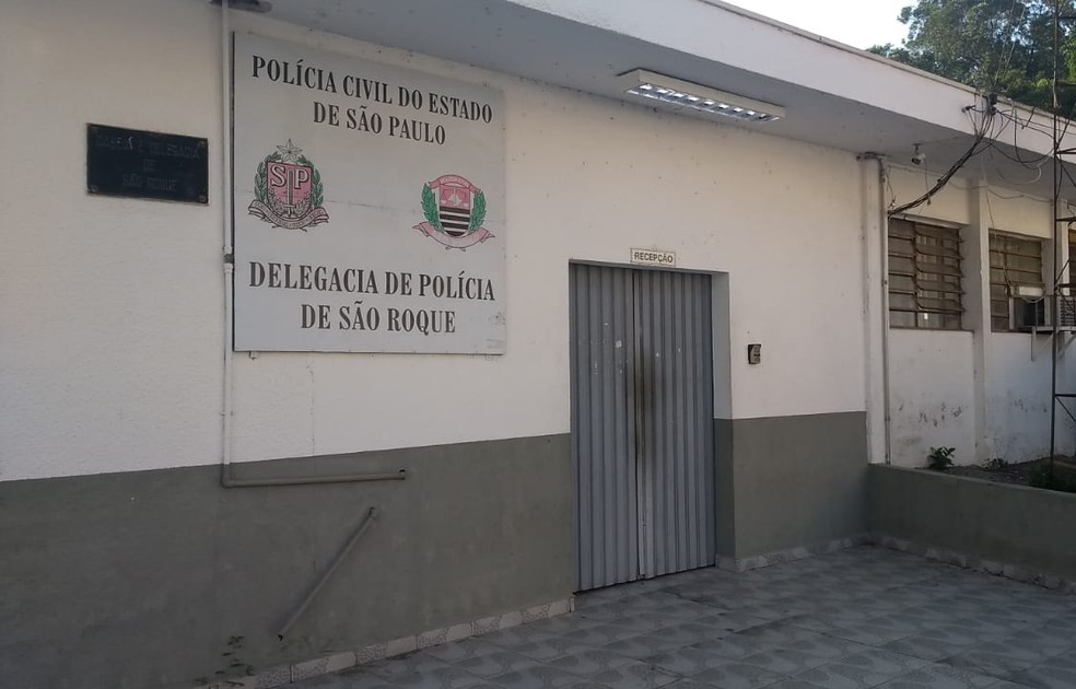 Caso de jovem presa suspeita de matar o irmão de 5 anos foi apresentado na delegacia de São Roque — Foto: Carolina Abelin/TV TEM