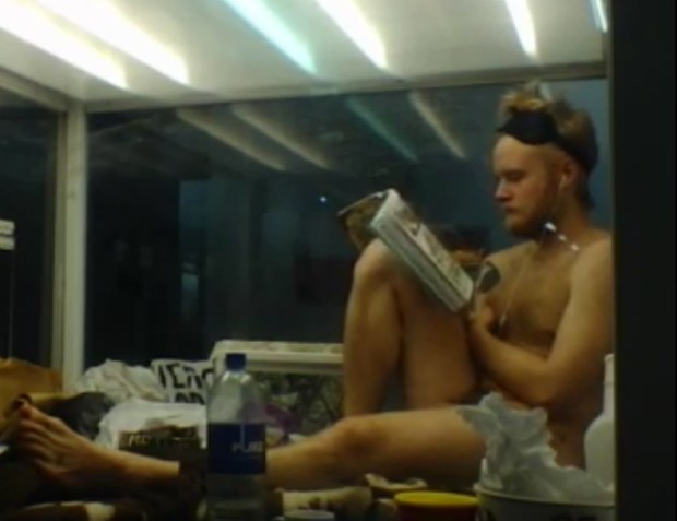 Estudante fica nu em caixa de vidro durante experimento sobre isolamento (Foto: Reprodução/YouTube)
