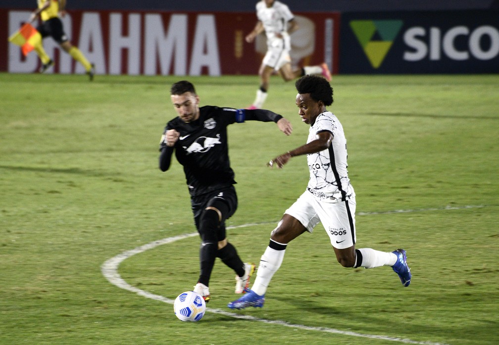 Willian deixa campo com incômodo na coxa esquerda, mas não preocupa o Corinthians