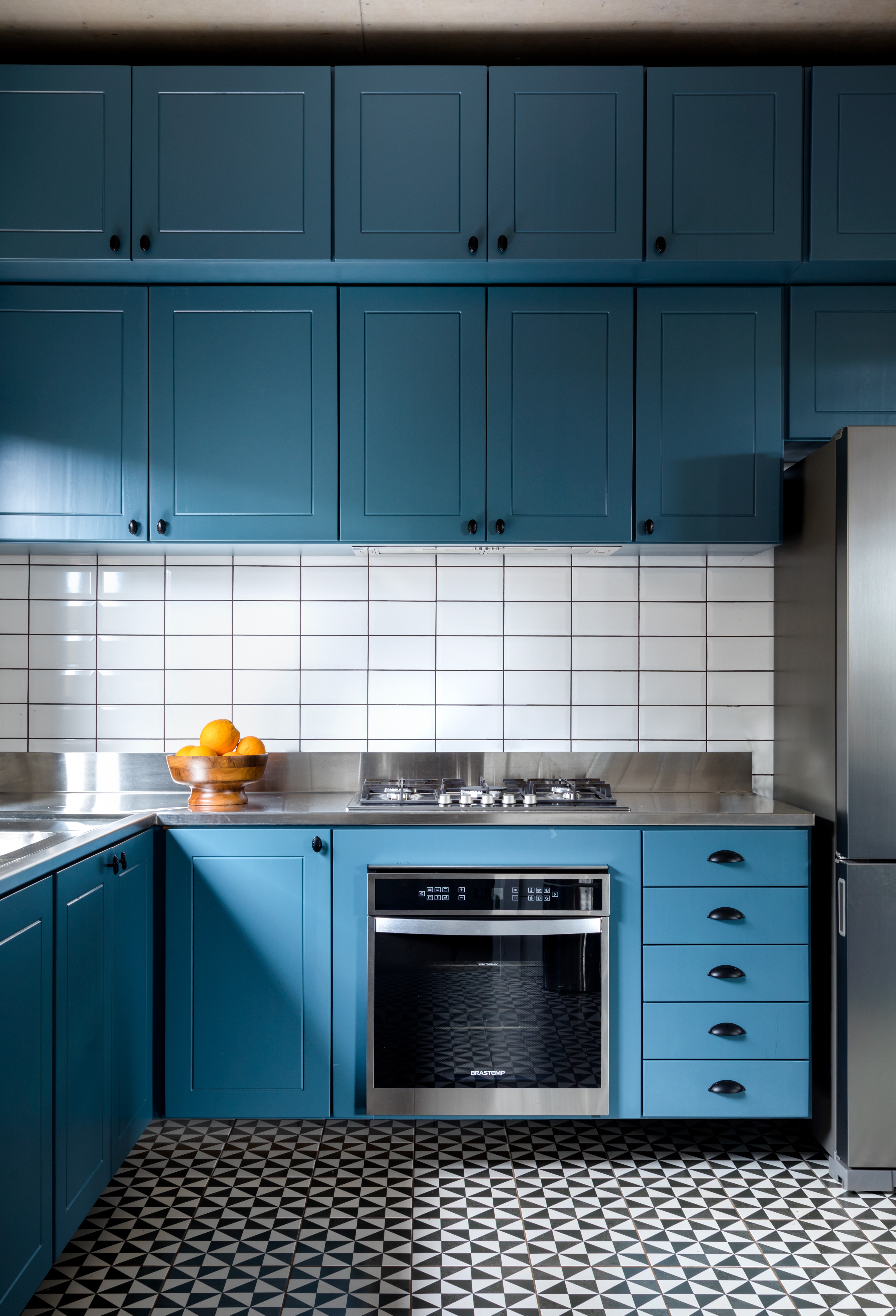Décor do dia: cozinha azul com azulejo de metrô e porcelanato geométrico (Foto: Fabio Jr Severo)