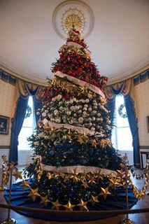 A árvore de Natal principal leva as cores da bandeira dos Estados Unidos