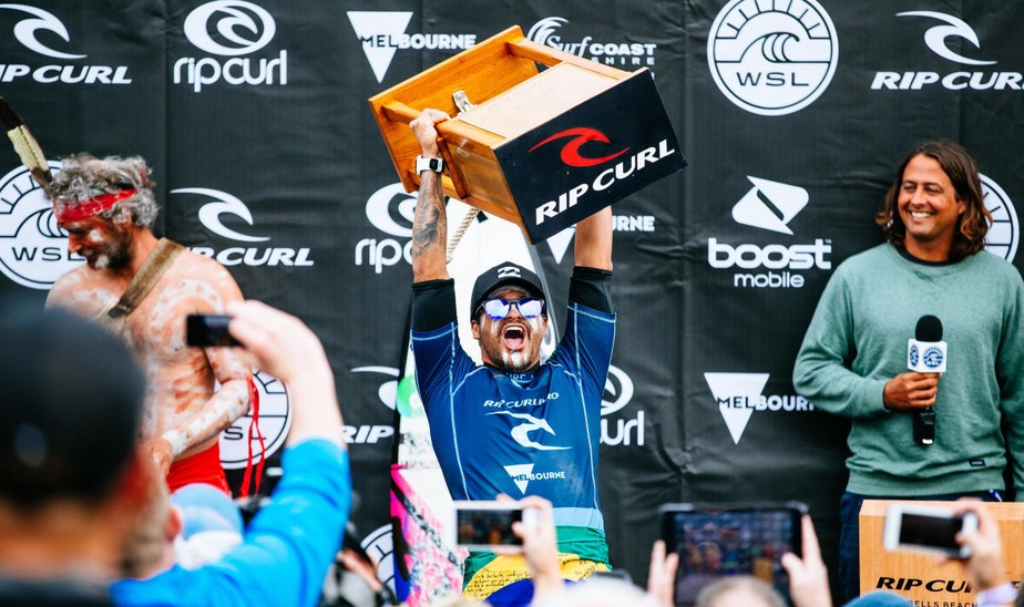 Italo Ferreira bate Mick Fanning, cala a torcida local e Ã© campeÃ£o em Bells Beach