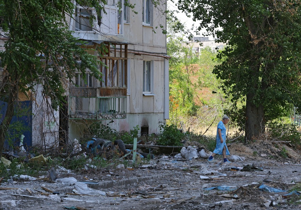 Mulher caminha sobre escombros na cidade ucraniana de Severodonetsk — Foto: Alexander Ermochenko/REUTERS