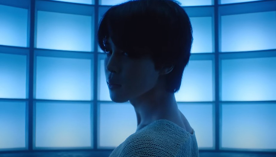 Jimin, do BTS, no videoclipe solo 'Set me free pt.2', lançado em 17 de março de 2023